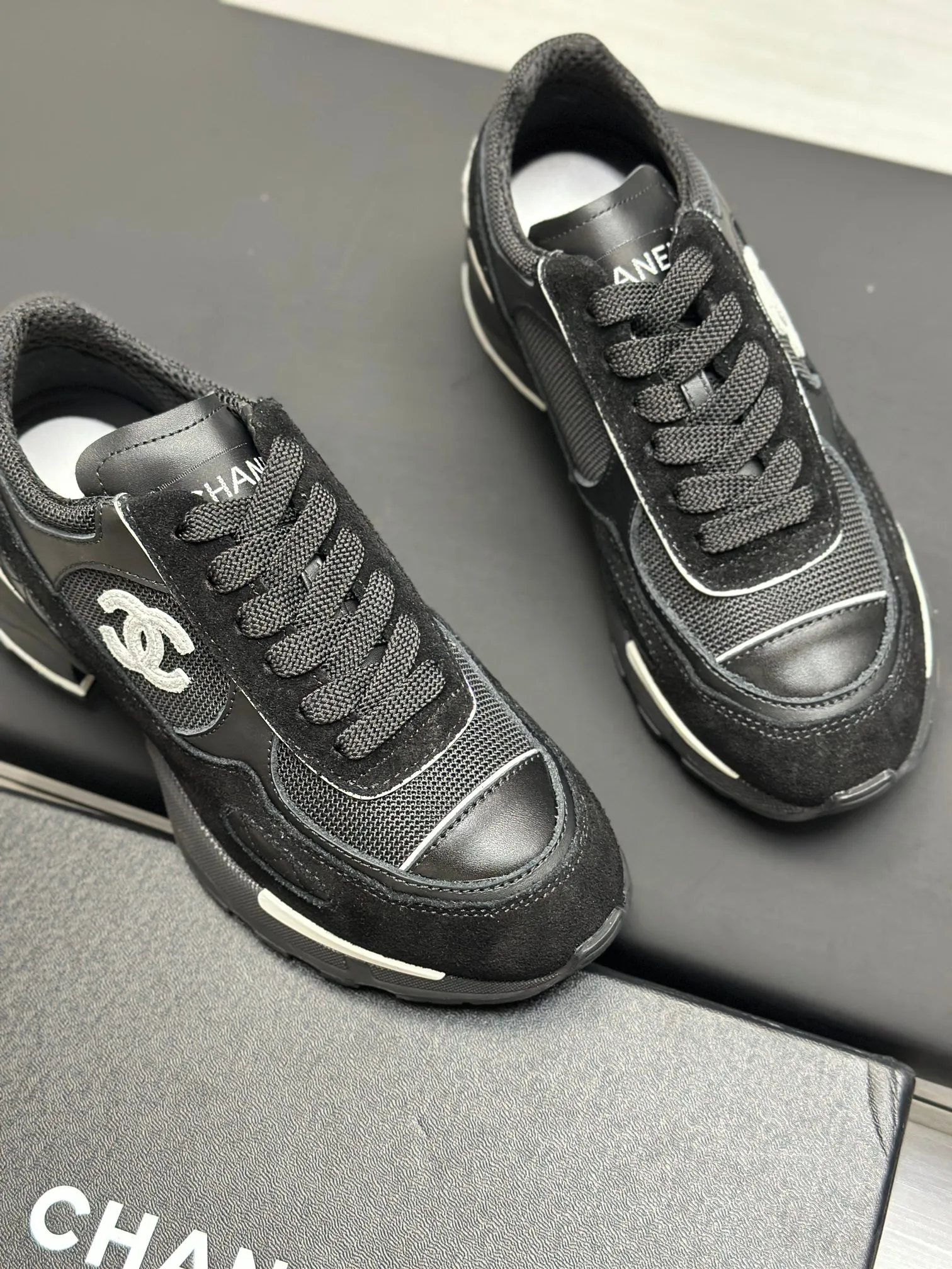 Men's shoes 💰620💰Women's 🚺 Chanel Panda shoes! 2025 counter top casual sports shoes This classic design; the upper is in the style of electric embroidery with various techniques; the outsole is fashionable and sporty; the unusual inclusion of a variety of color matching elements... The diversified mix and match is very good-looking and versatile, and can be used for leisure, fashion, sports, and outdoor... ꫛꫀꪝ Go➫ Materials: ❶Upper made of: original imported first-layer silk cowhide + original waterproof cloth + original first-layer cowhide ❷Inner use: Original Yangli+wang ❸ Outsole based on: Original TPU combination outsole Special counter boutique packaging complete set for women 35–41